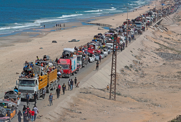 Palestinians head south from northern Gaza Sept. 17 after Israeli forces urged them to leave to avoid civilian casualties during IDF military operation against Hamas’ stronghold in Gaza City.