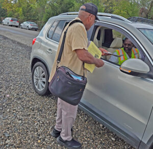 John Hawkins, SWP candidate for mayor of Cincinnati, talks with rail workers at CSX yard gate Sept. 25. SWP campaign has brought class struggle perspective to workers there for two years.