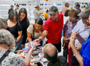 Hundreds visited Pathfinder stand Oct. 1-5 at Santo Domingo International Book Fair. “The books on the working-class struggles caught my attention,” a member of a theater union said.