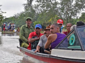 Les habitants de Guamo, dans la province de Granma à Cuba, sont secourus des inondations après le passage de l’ouragan Melissa. Des cheminots et des membres des forces armées et de la Croix-Rouge ont fait partie des équipes de sauvetage.