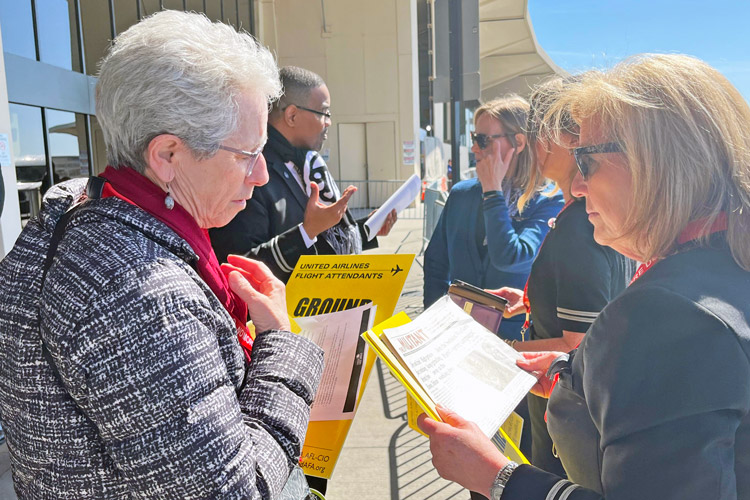 Joanne Kuniansky, candidata del Partido Socialista de los Trabajadores a gobernador de Nueva Jersey, trajo solidaridad a protesta de auxiliares de vuelo en aeropuerto de Newark.