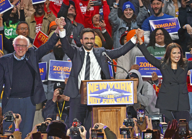 Zohran Mamdani, senador Bernie Sanders y congresista Alexandra Ocasio-Cortez en evento en Nueva York, el 26 de octubre. Con el apoyo de corrientes estalinistas y la izquierda de clase media, Mamdani pretende reforzar el apoyo al partido patronal Demócrata.