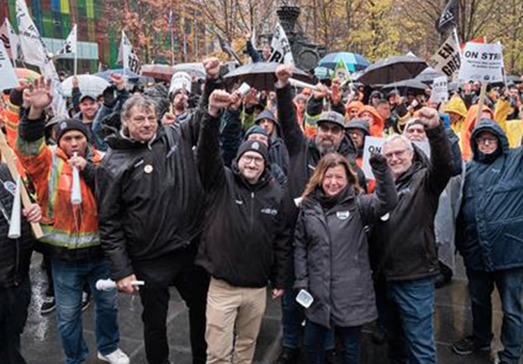Rassemblement de grève pour de meilleurs salaires, horaires et conditions de travail par les employés d’entretien, chauffeurs d’autobus et de métro, et employés de bureau de la Société de transport de Montréal. Les syndicats québécois ont appelé à un rassemblement de masse à Montréal le 29 novembre pour s’opposer aux attaques du gouvernement contre les droits syndicaux et politiques
