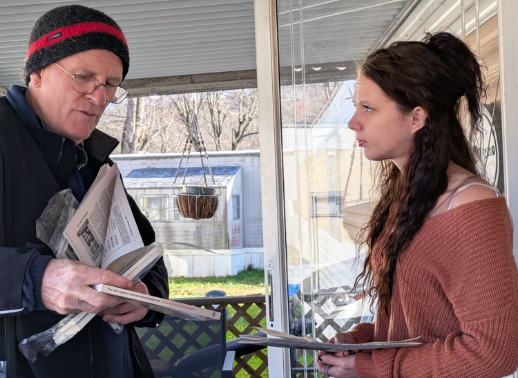 SWP member Tony Lane met Mandalynn Baird on her doorstep in Moundsville, West Virginia, Nov. 16. He explained why the working class needs to take political power. “That sounds right,” Baird said. “But how do we get there?” she asked as she subscribed to the Militant.