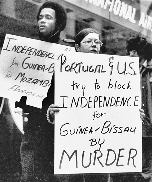 22 janvier 1973, protestation à New York contre l’assassinat de Cabral et contre l’aide militaire US aux guerres coloniales de Lisbonne. Les luttes de libération en Afrique ont renforcé la lutte des Noirs aux États-Unis.