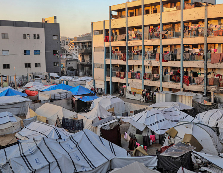 La mayoría de palestinos en Gaza vive en condiciones precarias. La principal razón es Hamás, su pogromo fue la causa de la guerra. Hamás ubicó sus puestos de mando, túneles y depósitos de armas debajo de hospitales, escuelas y mezquitas. “Todos tienen rabia y resentimiento con Hamás”, dijo un hombre en campamento como el de arriba en Ciudad de Gaza, 1 de dic.