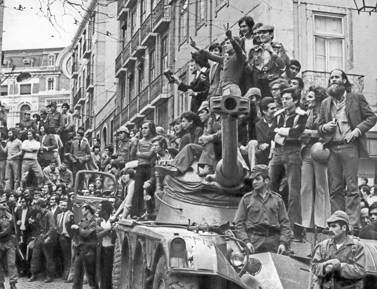 La victoire du people guinéen a contribué à l’effondrement de l’empire colonial de Lisbonne en Afrique et au déclenchement d’un soulèvement révolutionnaire de masse au Portugal. « L’ennemi n’est pas le peuple portugais, » avait enseigné Cabral aux combattants pour l’indépendance, « c’est le colonialisme portugais. » En haut, des milliers de personnes célèbrent à Lisbonne le renversement de la dictature de Salazar en avril 1974.