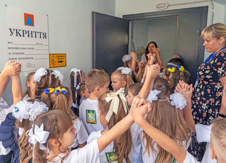 Estudiantes ucranianos entran en escuela subterránea en primer día de período de otoño, Járkov, 1 de sept. Pese a bombardeos, pueblo ucraniano encuentra formas de seguir su vida.