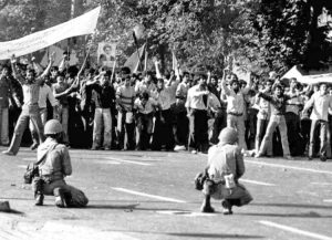 Protesta en Teherán contra sha de Irán, 7 de sept. de 1978. Al día siguiente fuerzas del sha dispararon contra manifestantes matando a centenares; día conocido como Viernes Negro.