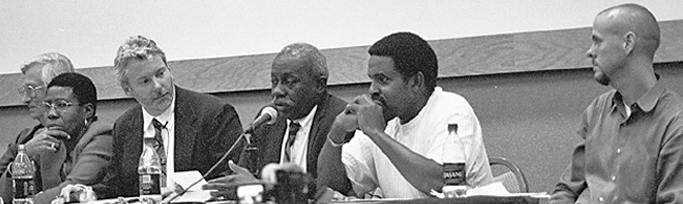 En el panel de Miami (desde la izq.): Brad Brown, presidente de la NAACP de Miami-Dade; revolucionaria cubana Ana Morales; traductor Aaron Ruby; Dreke; comoderador Mel Reeves; y profesor James Sweet.