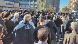 Des commerçants et sympathisants défilent à Téhéran le 29 décembre, deuxième jour de manifestations contre l’impact de la crise capitaliste, l’inflation et la dépréciation de la monnaie. Certains manifestants scandaient « Mort au dictateur » et « Ni Gaza, ni Liban, je sacrifie ma vie pour l’Iran », signe d’une opposition croissante aux initiatives militaires du régime dans la région et aux attaques contre Israël.