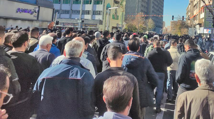 Des commerçants et sympathisants défilent à Téhéran le 29 décembre, deuxième jour de manifestations contre l’impact de la crise capitaliste, l’inflation et la dépréciation de la monnaie. Certains manifestants scandaient « Mort au dictateur » et « Ni Gaza, ni Liban, je sacrifie ma vie pour l’Iran », signe d’une opposition croissante aux initiatives militaires du régime dans la région et aux attaques contre Israël.