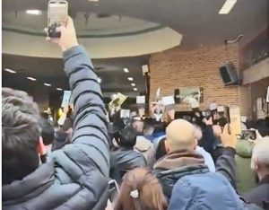 Familiares de manifestantes asesinados corearon consignas contra el régimen en ceremonia en el cementerio Behesht Zahra, Teherán, 12 de enero. Después de matar a 2,400 personas y arrestar a 18 mil el régimen está más aislado que nunca.