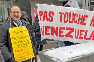 Joe Young, candidat de la Ligue communiste à l’Assemblée nationale du Québec, a manifesté avec une centaine d’autres personnes devant le consulat américain à Montréal le 11 janvier contre les agissements guerriers de Washington en Amérique latine.