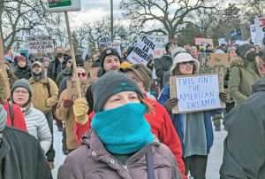 Acto amplio auspiciado por sindicatos contra arrestos, tiroteos y deportaciones de ICE, Minneapolis, enero 10. Urgen actos de masas para defender los derechos de los inmigrantes.