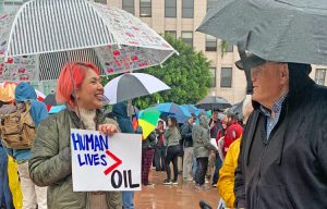 Norton Sandler, SWP candidate for California governor, discusses how Washington’s attack on Venezuela is rooted in imperialist drive for profits with fellow protester in Los Angeles Jan. 3.