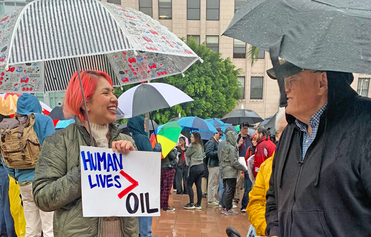Norton Sandler, SWP candidate for California governor, discusses how Washington’s attack on Venezuela is rooted in imperialist drive for profits with fellow protester in Los Angeles Jan. 3.