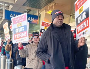 Members of UNITE HERE Local 274 picket in Philadelphia Dec. 20, part of actions at several U.S. airports in fight for new contract with Sky Chefs to improve wages, health care, safety.