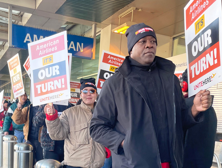 Piquete de miembros del Local 274 UNITE HERE en Filadelfia, 20 de diciembre, durante protestas en varios aeropuertos de Estados Unidos para exigir nuevo contrato con Sky Chefs.