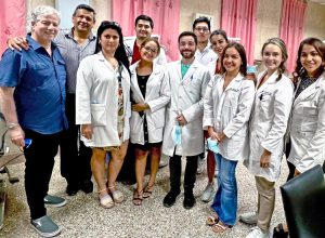 Bob Schwartz, director de Global Health Partners (izq.), visita Hospital Calixto García en La Habana, nov. 2023. GHP está ayudando a recaudar 75 mil dólares para enviar suturas a Cuba.