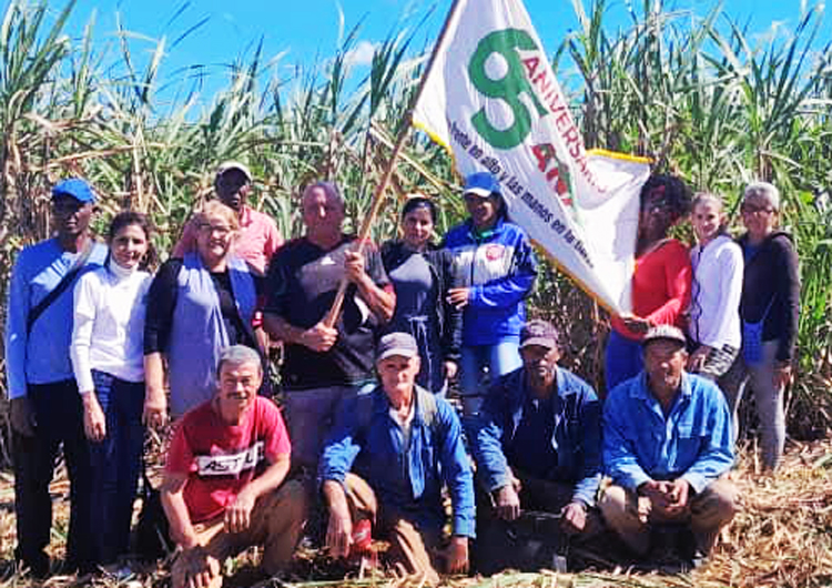 National Association of Small Farmers delegation, above in Cienfuegos Feb. 6, is touring Cuban farms, cooperatives and honoring Fidel Castro, central leader of Cuba’s socialist revolution and its worker-farmer alliance. Cuba’s toilers are determined to defend their revolution.