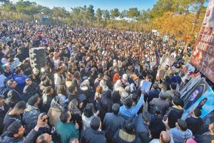 Participantes en conmemoración de masacrados por régimen iraní en Najafabad, Isfahan, 18 de febrero, corearon “cañones, tanques, ametralladoras ya no tienen efecto”.