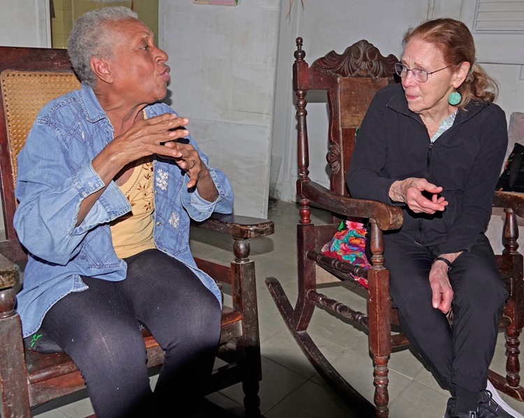 María Eugenia Arnet, ouvrière de confection de vêtements à la retraite, à gauche, a déclaré à Mary-Alice Waters : « Ils ne nous pardonneront jamais d’avoir fait une révolution socialiste. » Comme d’autres Cubains, Arnet suit un entraînement militaire, au cas où Washington envahirait le pays.