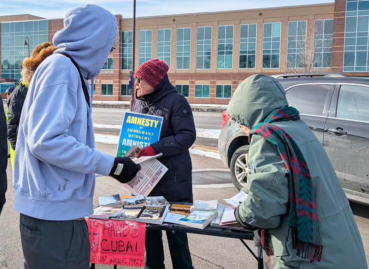 En una marcha a favor de derechos de los inmigrantes apoyada por sindicatos en Minneapolis el 7 de febrero, una mesa de partidarios del PST decía, “¡EE.UU. manos fuera de Cuba!” Un hombre se detuvo y dijo, “He estado en Cuba y me alegra ver sus carteles”.