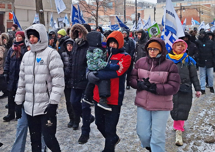 Marchas en Montreal (arriba), y otras ciudades de Quebec el 7 de febrero exigieron derechos para trabajadores inmigrantes. La presencia de contingentes y carteles sindicales fue notable.