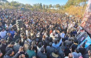 Rassemblement le 18 février à Nadjafabad, dans la province d’Ispahan, pour commémorer les victimes du massacre perpétré par le régime iranien. Les manifestants ont scandé : « Les canons, les chars, les mitrailleuses n’ont plus d’effet ».