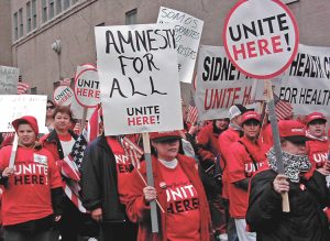 Contingent du syndicat UNITE HERE lors du rassemblement de 400 000 personnes le 1er mai 2006 à Chicago. L’appel à l’amnistie pour tous les immigrants a fait partie de mobilisations de masse qui ont impliqué des millions de personnes et renforcé l’unité de la classe ouvrière.