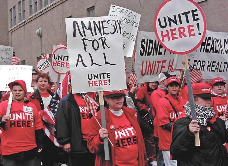 Contingent du syndicat UNITE HERE lors du rassemblement de 400 000 personnes le 1er mai 2006 à Chicago. L’appel à l’amnistie pour tous les immigrants a fait partie de mobilisations de masse qui ont impliqué des millions de personnes et renforcé l’unité de la classe ouvrière.