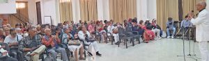 Peña en Día de San Valentín organizada por la Cátedra del Adulto Mayor en el barrio Vedado de La Habana, 14 de febrero. Arriba, parte de los participantes con cantante que presidió el evento; recuadro, otra cantante que actuó en la peña.