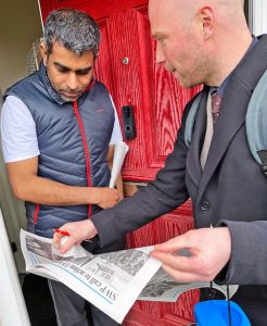 Hugo Wils, right, Communist League candidate for Parliament, discussed mounting war threats in the world with Mirza Arfan in Manchester Feb. 21. Arfan subscribed to the Militant.