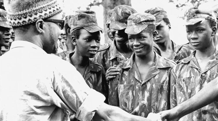 Amílcar Cabral con jóvenes combatientes, 1972. El libro de Víctor Dreke rescata el legado del “verdadero Cabral, dirigente político del pueblo guineano y caboverdiano”, dijo Mary-Alice Waters.