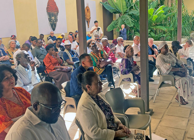 Público en lanzamiento del libro Cuba y la guerra de independencia de Guinea-Bissau y Cabo Verde: La caída del último imperio colonial en África de Víctor Dreke. Maria de Lourdes Batista, segunda de la derecha, y Guisell Morales, segunda de la izquierda, embajadoras de Guinea-Bissau y Nicaragua, respectivamente, están en la primera fila.