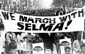 Marcha en Harlem de 15 mil personas en apoyo a marcha en Selma, Alabama, por derechos civiles. El ataque contra marcha en Selma en 1965 fue visto por millones por televisión.