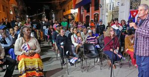 Feb. 25 meeting in Havana’s Colón neighborhood sponsored by Committees for the Defense of the Revolution. Inset, Gerardo Hernández, left, national coordinator of CDRs, spoke along with René González, right. They are two of the Cuban Five, revolutionaries who spent up to 16 years in U.S. prisons on frame-up charges before winning their freedom in 2013-14.