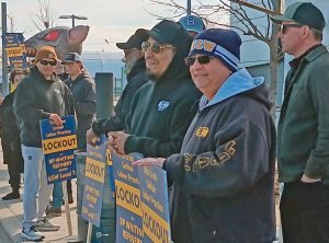 Members of USW Local 7-1 picket BP refinery in Whiting, Indiana, March 19, on first day of lockout of 800 workers by bosses demanding union-busting concessions in their contract.