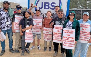 Piquet de grève organisé par la section locale 7 des TUAC le 24 mars, devant l'abattoir de la JBS à Greeley dans le Colorado. Le soutien aux grévistes est fort dans la région, alors que la lutte de plus de 3 800 travailleurs entre dans sa deuxième semaine.
