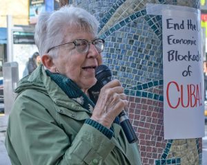 Margaret Trowe, candidata del Partido Socialista de los Trabajadores para gobernador de California, en protesta en Oakland para exigir “¡EE.UU. manos fuera de Cuba!”, 19 de febrero.