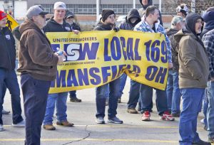 Obreros del acero y partidarios en planta de ArcelorMittal, Shelby, Ohio, 13 de marzo. Han estado en huelga desde el 13 de enero. Rechazan ataques a seguro médico y horarios.