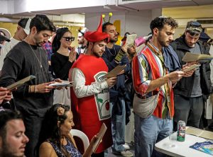 Des habitants de Tel-Aviv réfugiés le 2 mars dans un parking souterrain transformé en abri antiaérien, lors d’une attaque de missiles de Téhéran. Ceci ne les a pas empêchés de célébrer la fête juive de Pourim.