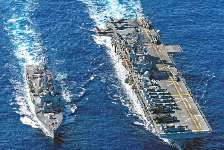 Destructor armado con misiles guiados y buque de asalto anfibio son parte de desplazamiento de marines al Medio Oriente para sumarse a guerra de Washington contra Irán.