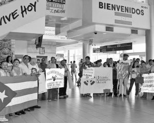 Welcome party for Cuban medical volunteers at airport in Tegucigalpa, Honduras, 2017. Hundreds of toilers there protested earlier attempts by the local medical guild to press the Honduran government to expel Cuban doctors who have served in rural areas many years.