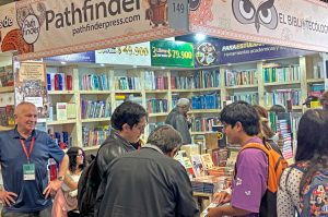 Pathfinder booth at Bogotá book fair draws attention