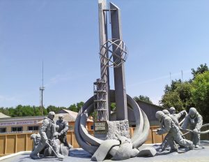 Monumento en honor a bomberos ucranianos que murieron combatiendo incendio en desastre nuclear en Chernóbil en 1986. Placa dice: “A los que salvaron el mundo”.