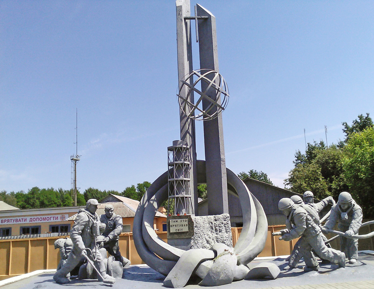 Monumento en honor a bomberos ucranianos que murieron combatiendo incendio en desastre nuclear en Chernóbil en 1986. Placa dice: “A los que salvaron el mundo”.