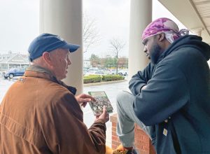 Tahjj Hemby, right, talks with Craig Honts, SWP candidate for Congress in New Jersey. He signed the petition, bought Cuba and the Independence War in Guinea-Bissau and Cape Verde.