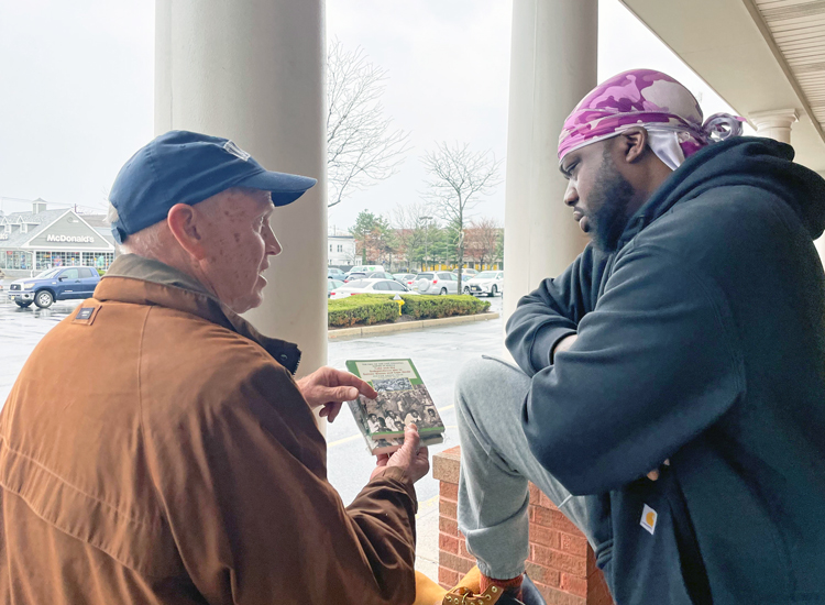 Tahjj Hemby, right, talks with Craig Honts, SWP candidate for Congress in New Jersey. He signed the petition, bought Cuba and the Independence War in Guinea-Bissau and Cape Verde.